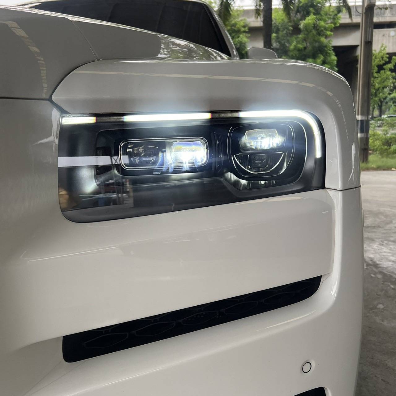 2023 Rolls-Royce Cullinan สีขาว (รูปที่ 7)