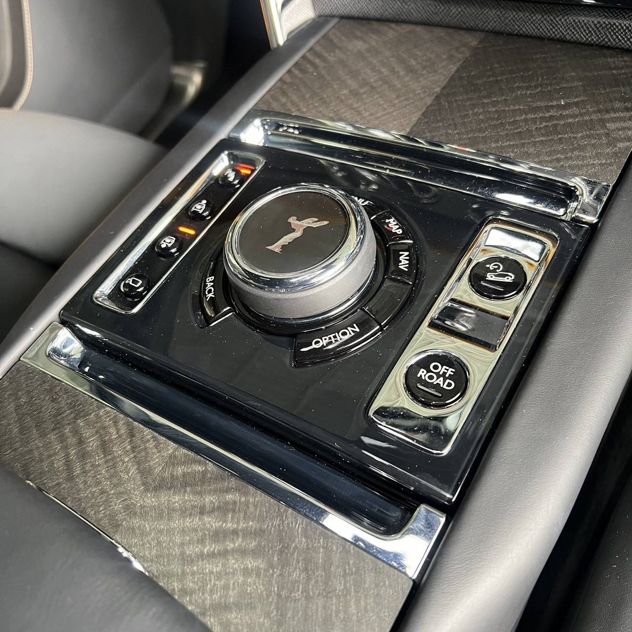 2023 Rolls-Royce Cullinan สีขาว (รูปที่ 14)