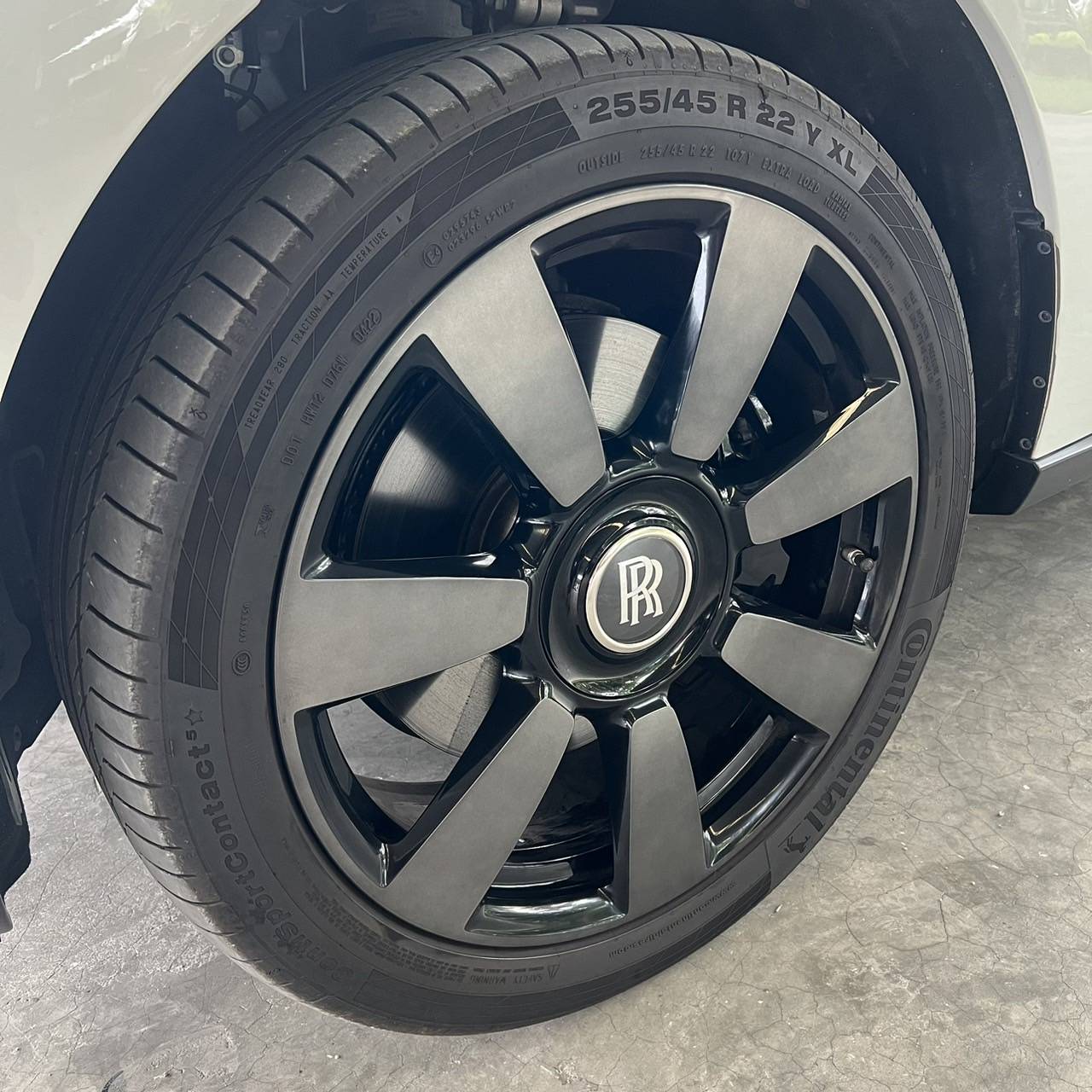 2023 Rolls-Royce Cullinan สีขาว (รูปที่ 9)