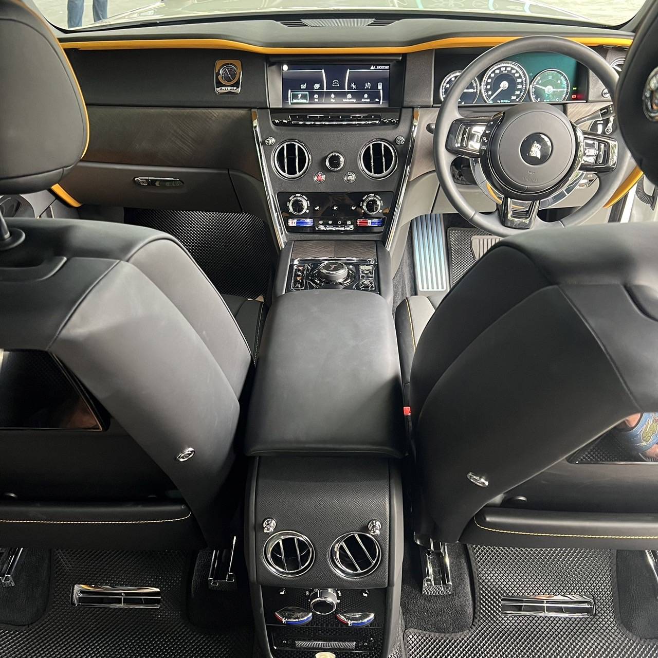 2023 Rolls-Royce Cullinan สีขาว (รูปที่ 21)