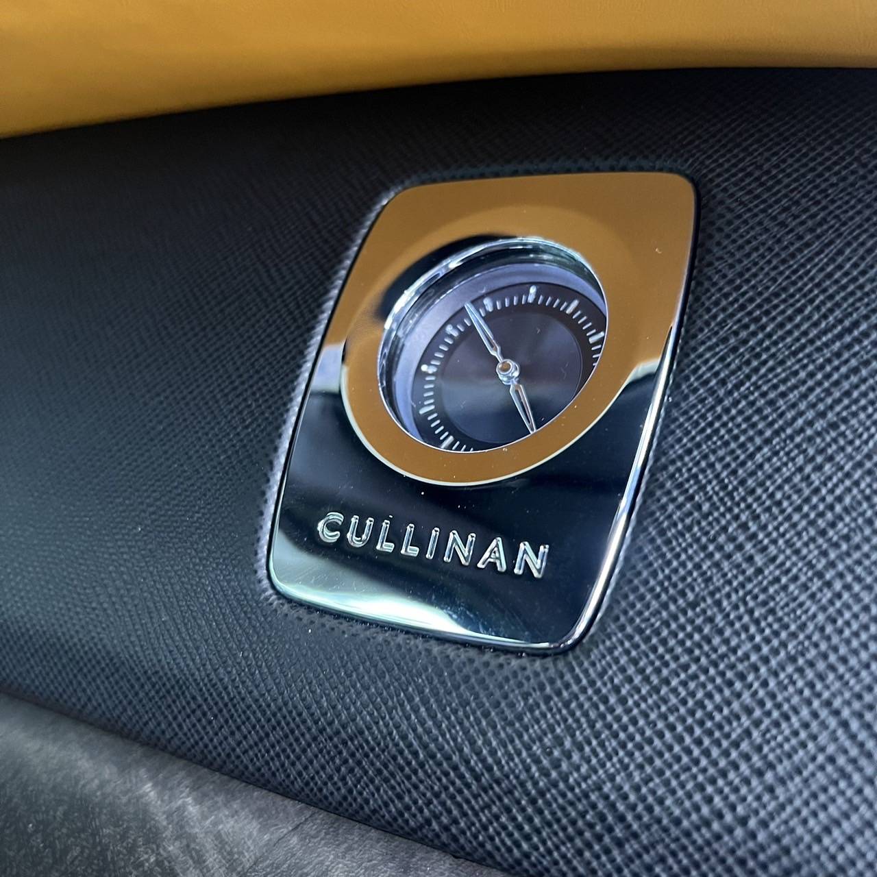 2023 Rolls-Royce Cullinan สีขาว (รูปที่ 15)