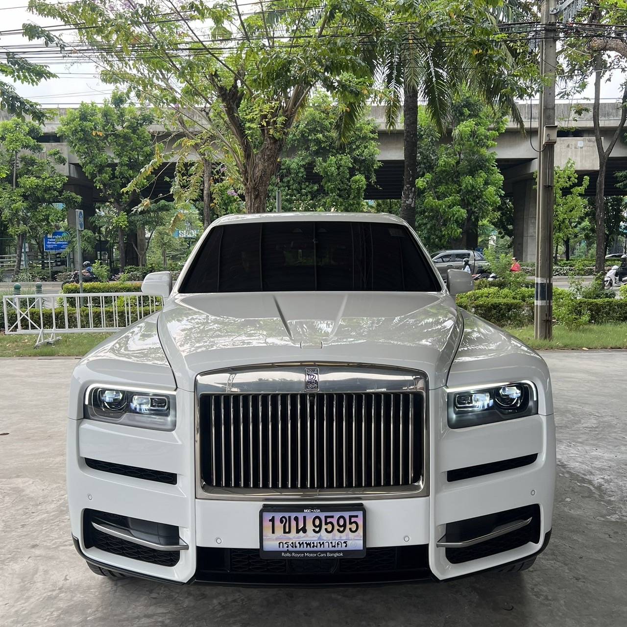 2023 Rolls-Royce Cullinan สีขาว