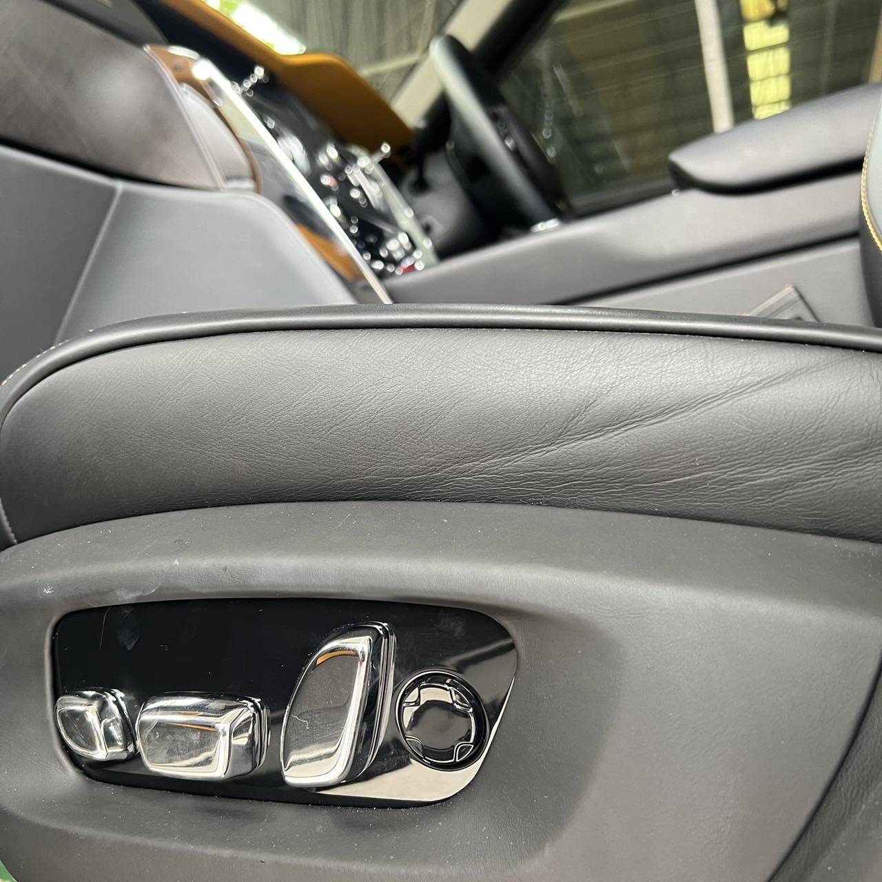 2023 Rolls-Royce Cullinan สีขาว (รูปที่ 29)