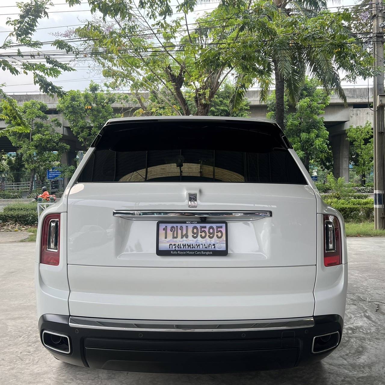 2023 Rolls-Royce Cullinan สีขาว (รูปที่ 2)