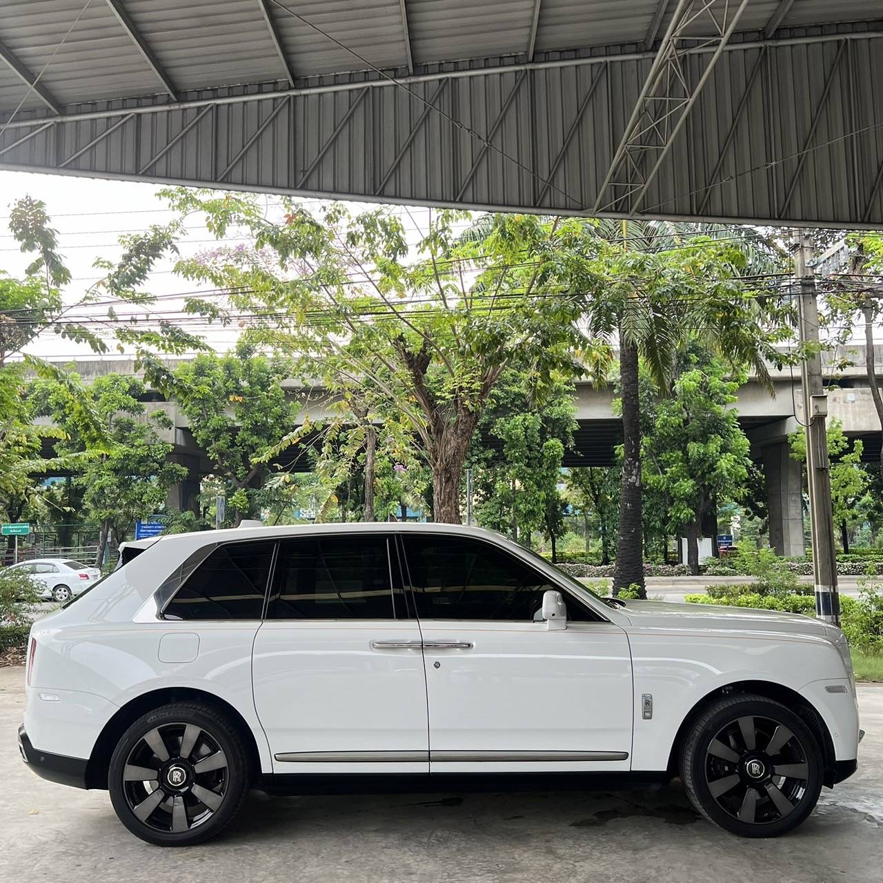 2023 Rolls-Royce Cullinan สีขาว (รูปที่ 23)
