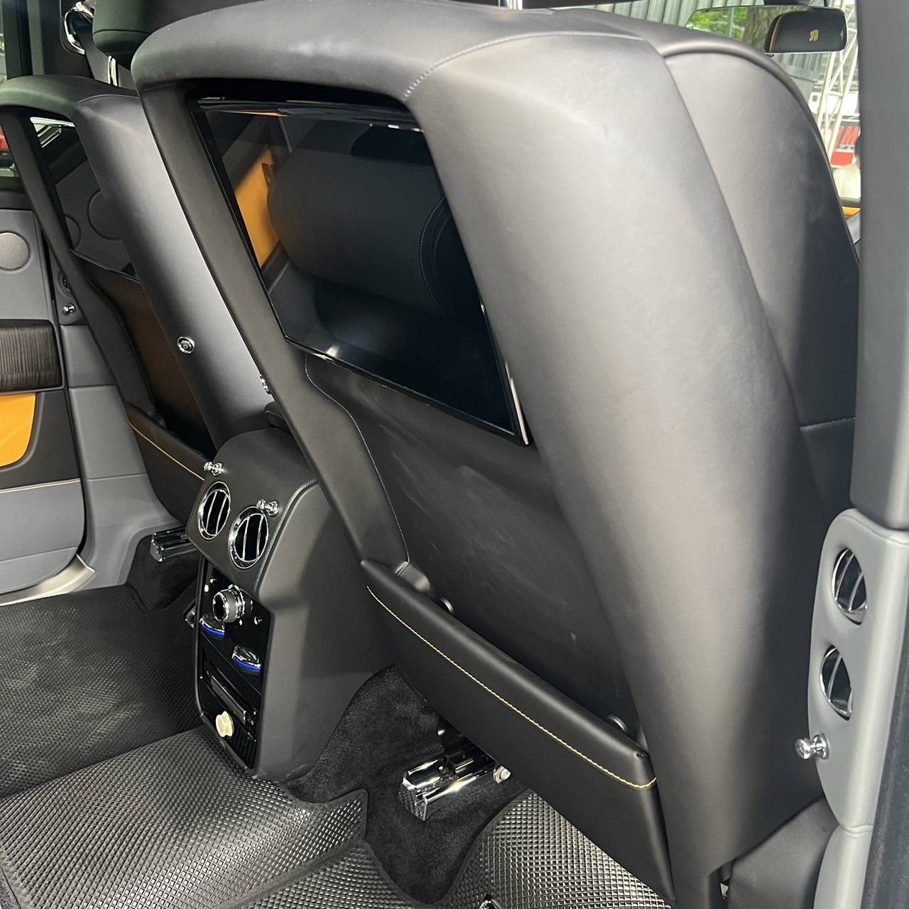 2023 Rolls-Royce Cullinan สีขาว (รูปที่ 24)