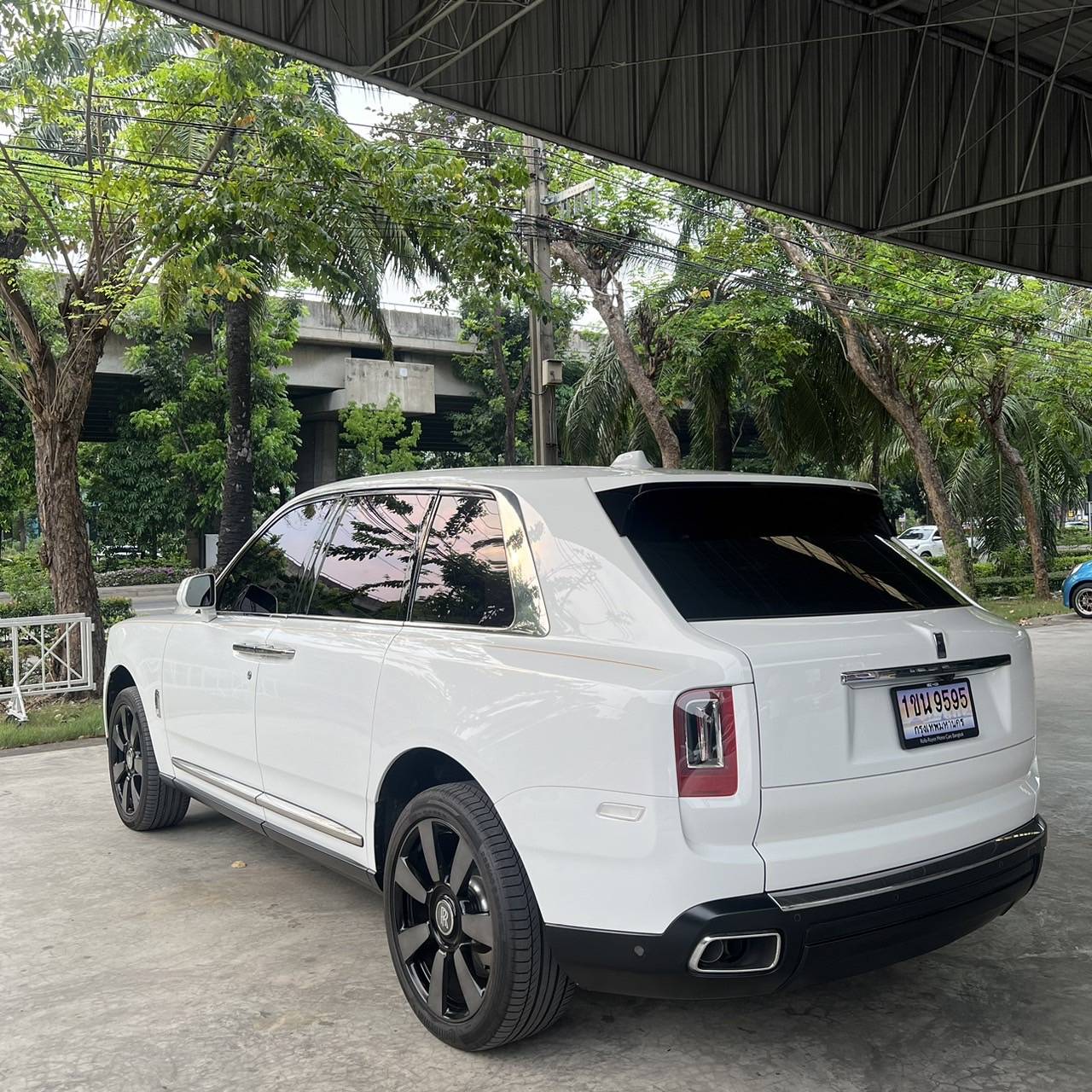 2023 Rolls-Royce Cullinan สีขาว (รูปที่ 4)