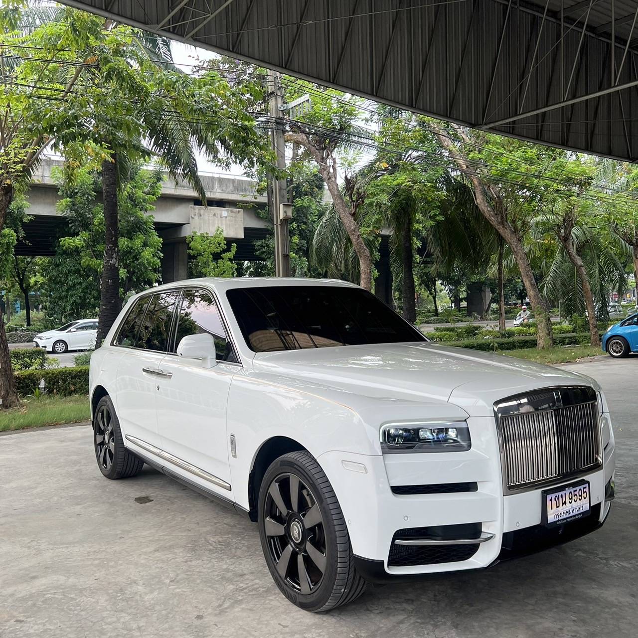 2023 Rolls-Royce Cullinan สีขาว (รูปที่ 5)