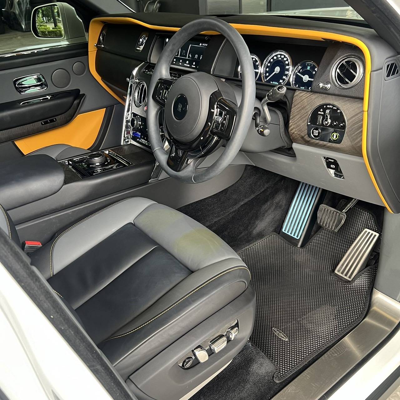 2023 Rolls-Royce Cullinan สีขาว (รูปที่ 11)