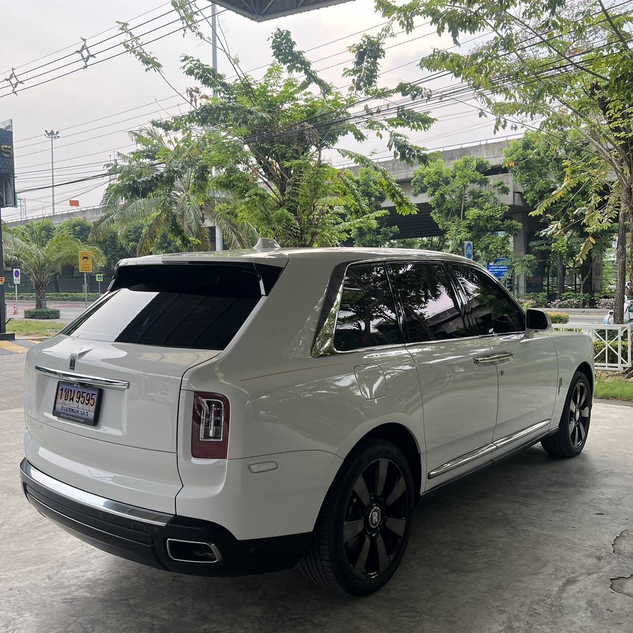 2023 Rolls-Royce Cullinan สีขาว (รูปที่ 3)