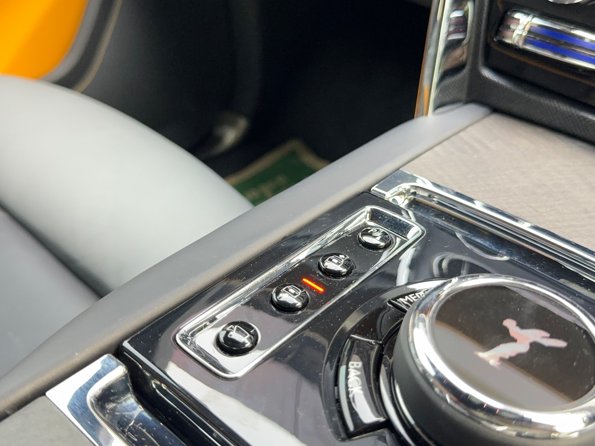 2023 Rolls-Royce Cullinan สีขาว (รูปที่ 9)