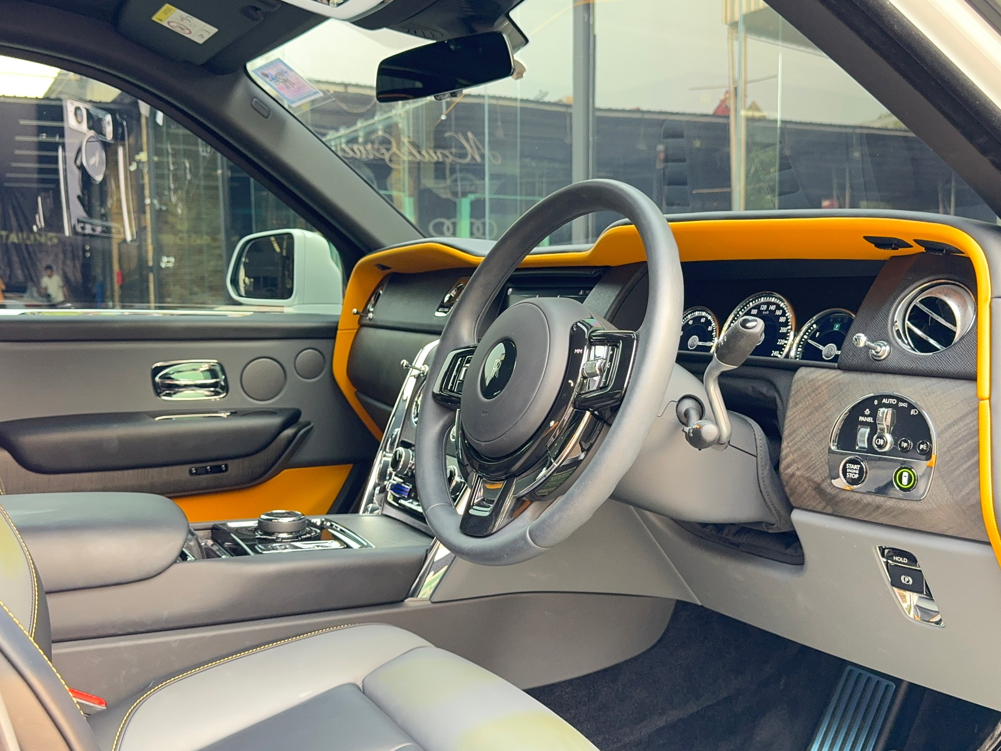 2023 Rolls-Royce Cullinan สีขาว (รูปที่ 13)