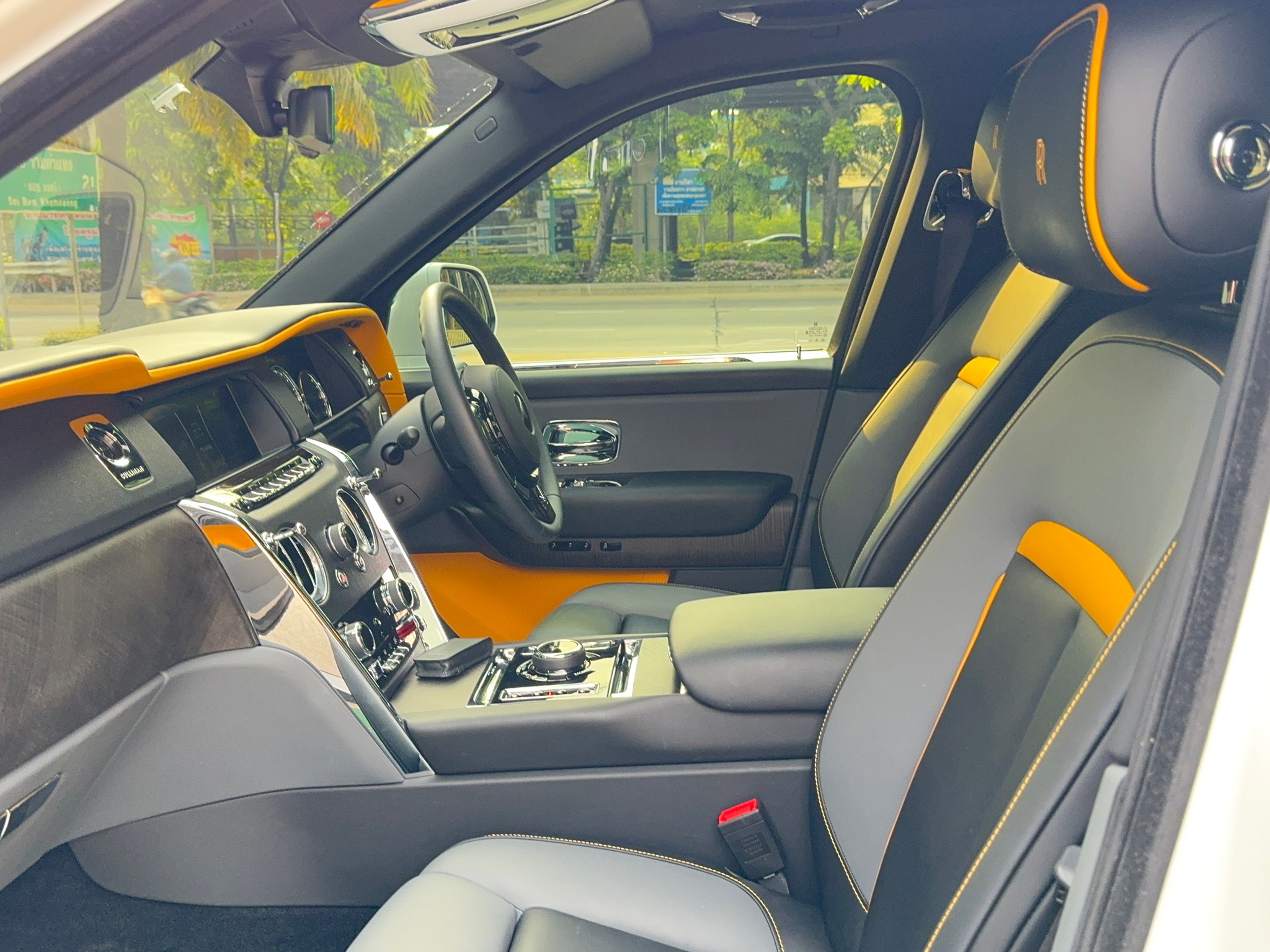 2023 Rolls-Royce Cullinan สีขาว (รูปที่ 11)