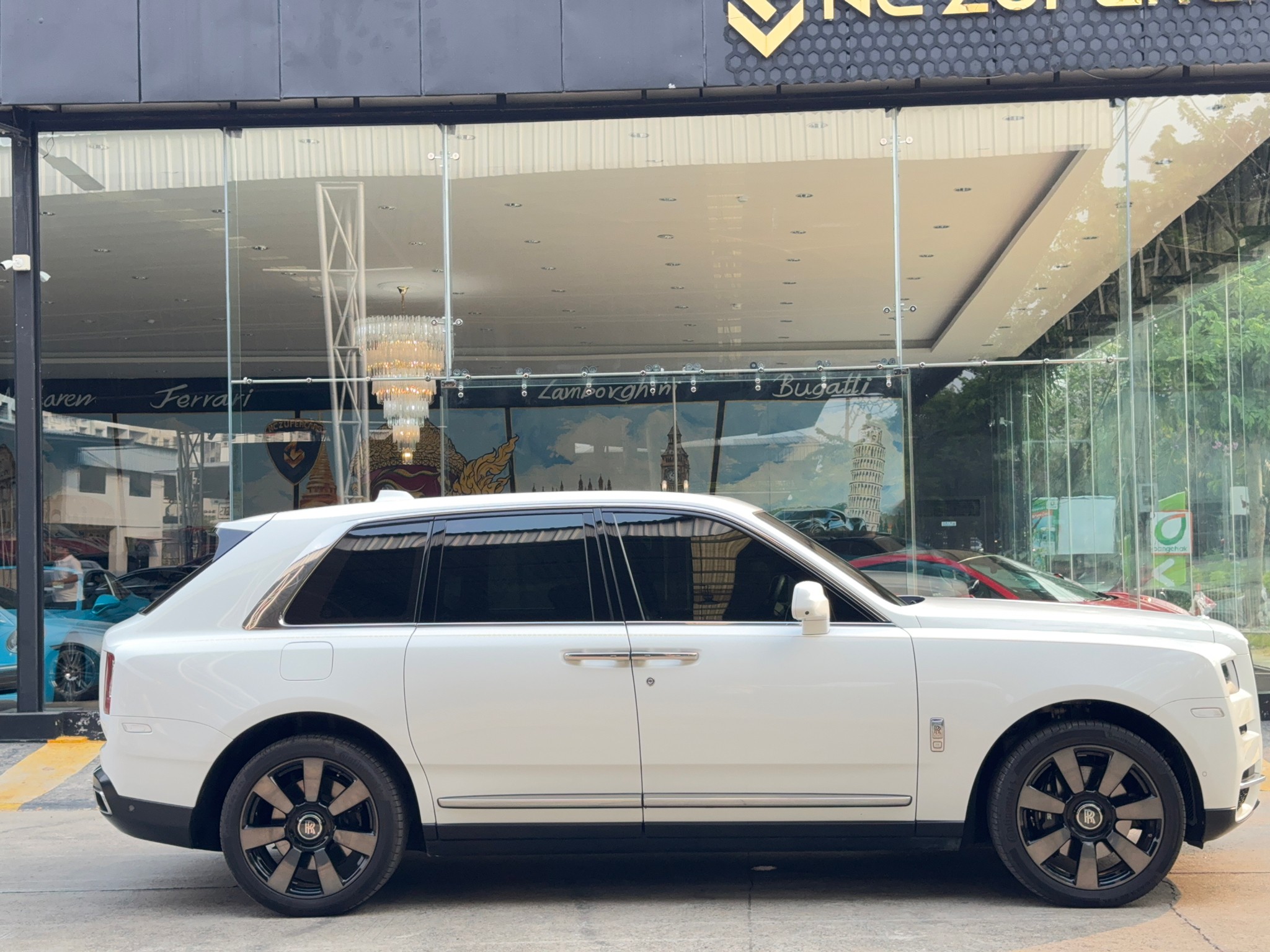 2023 Rolls-Royce Cullinan สีขาว (รูปที่ 19)