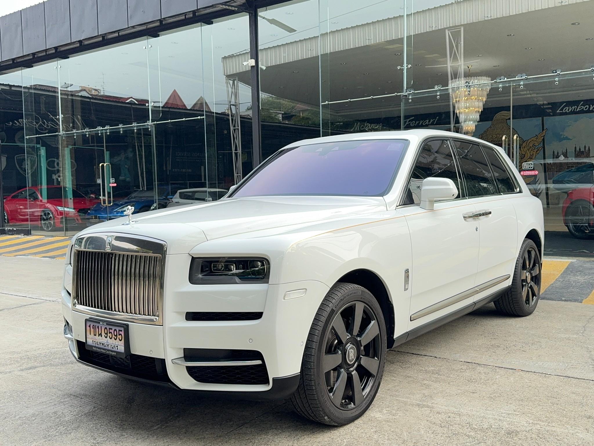 2023 Rolls-Royce Cullinan สีขาว (รูปที่ 6)