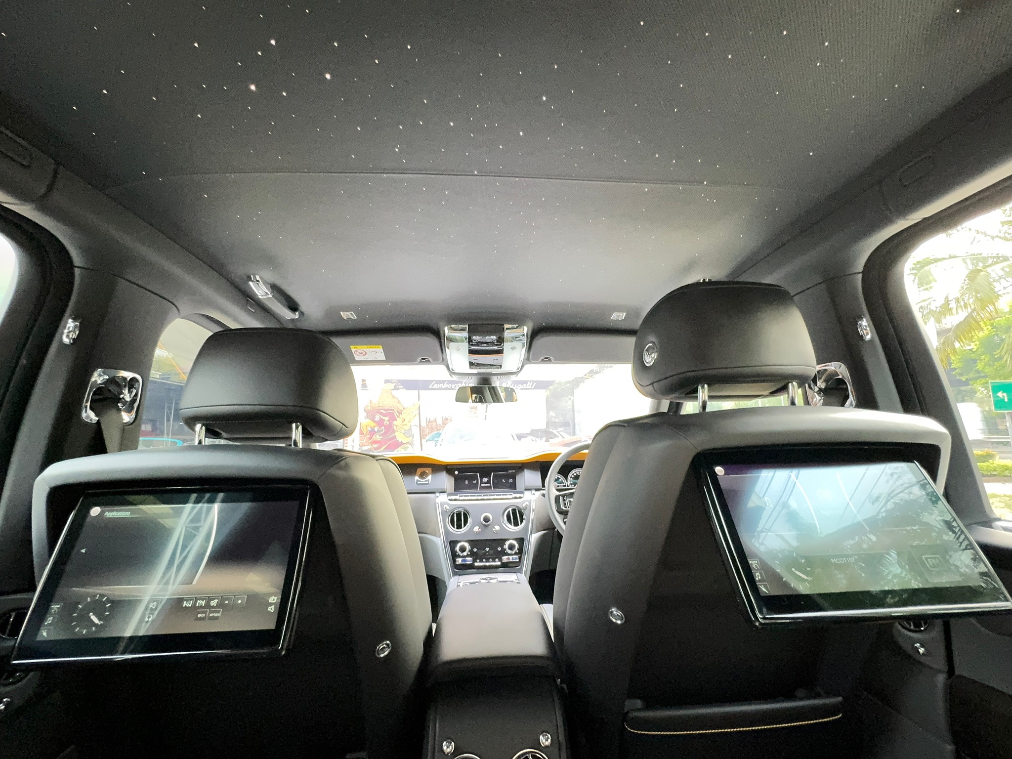 2023 Rolls-Royce Cullinan สีขาว (รูปที่ 18)