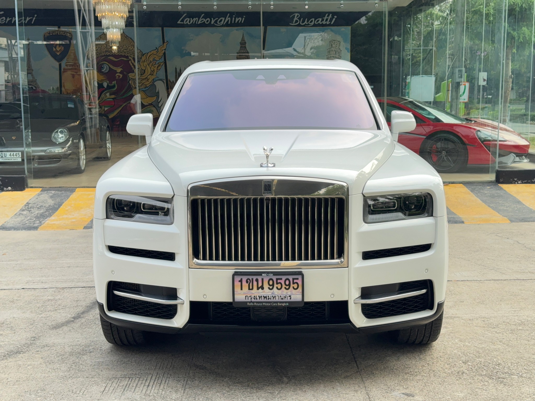 2023 Rolls-Royce Cullinan สีขาว (รูปที่ 12)