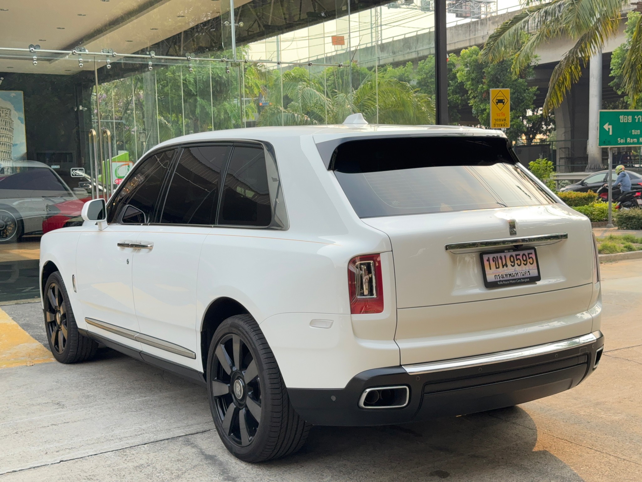 2023 Rolls-Royce Cullinan สีขาว (รูปที่ 7)