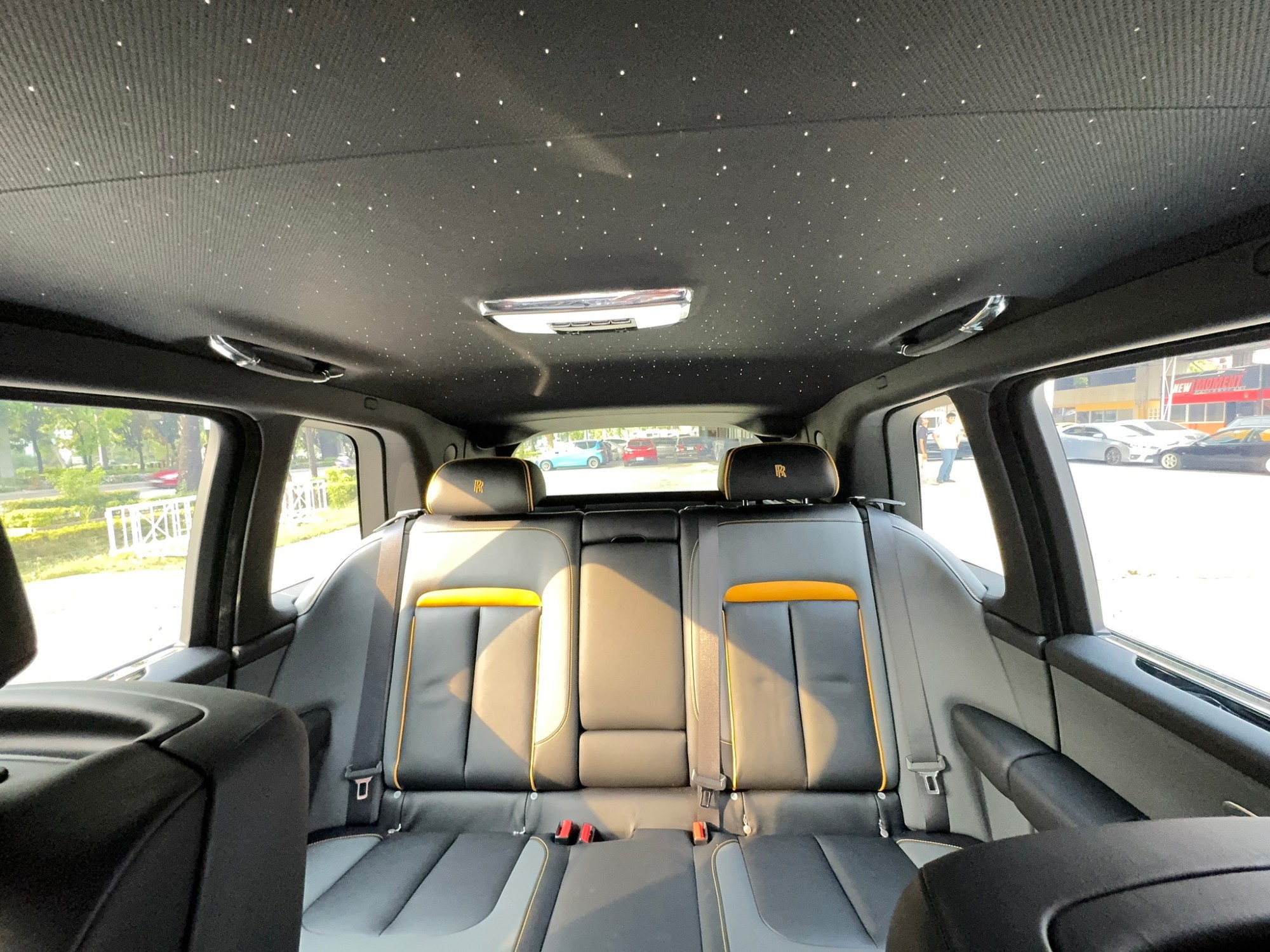 2023 Rolls-Royce Cullinan สีขาว (รูปที่ 20)