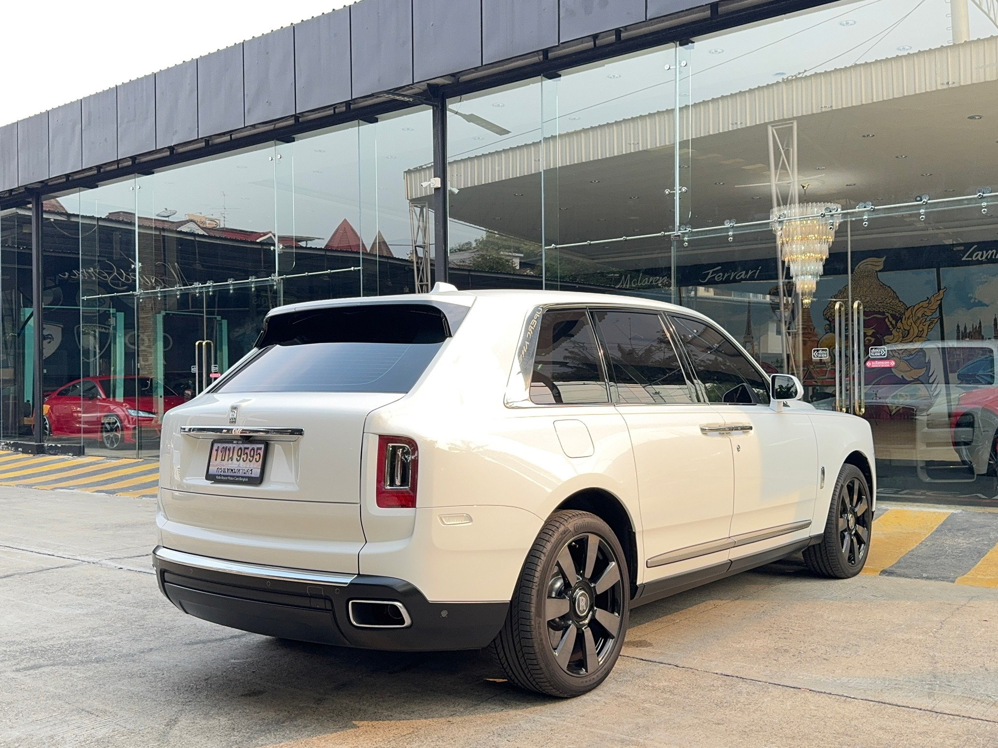 2023 Rolls-Royce Cullinan สีขาว (รูปที่ 15)