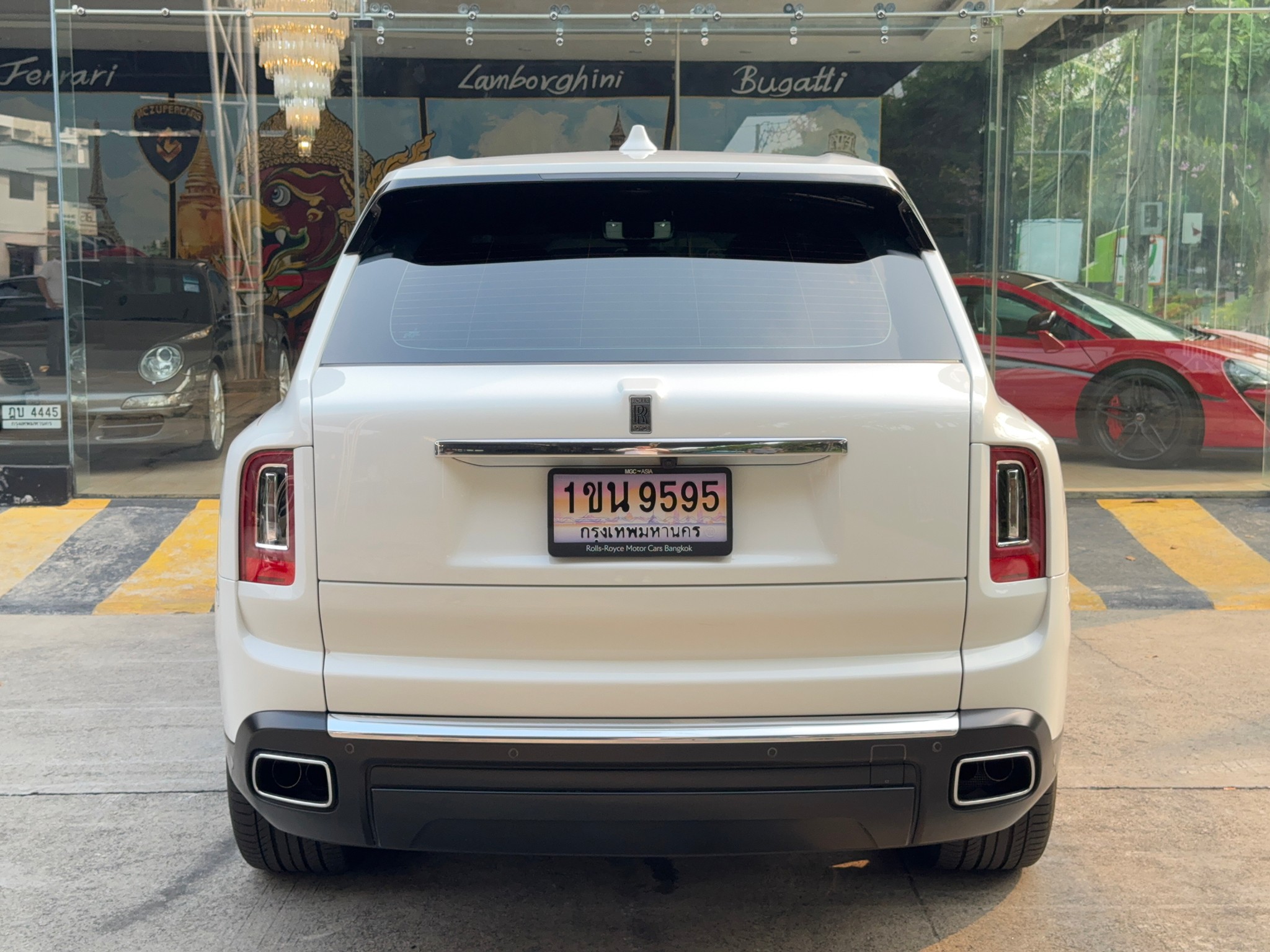 2023 Rolls-Royce Cullinan สีขาว (รูปที่ 3)