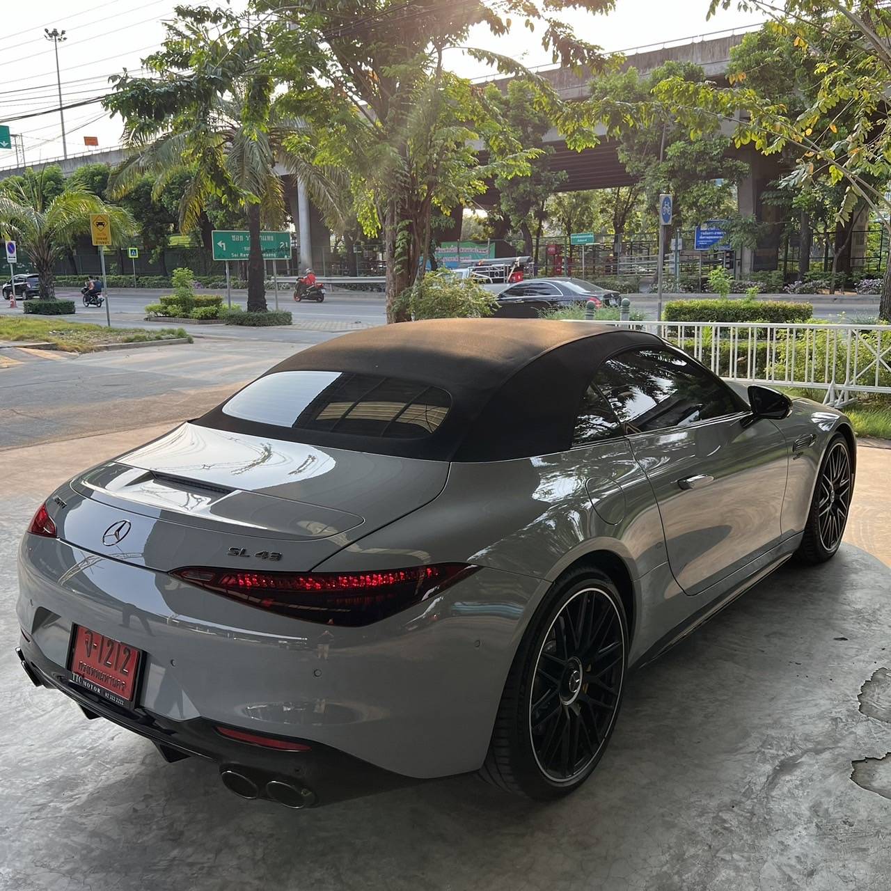 2023 Mercedes-Benz SL43 AMG night package สีเทา (รูปที่ 8)
