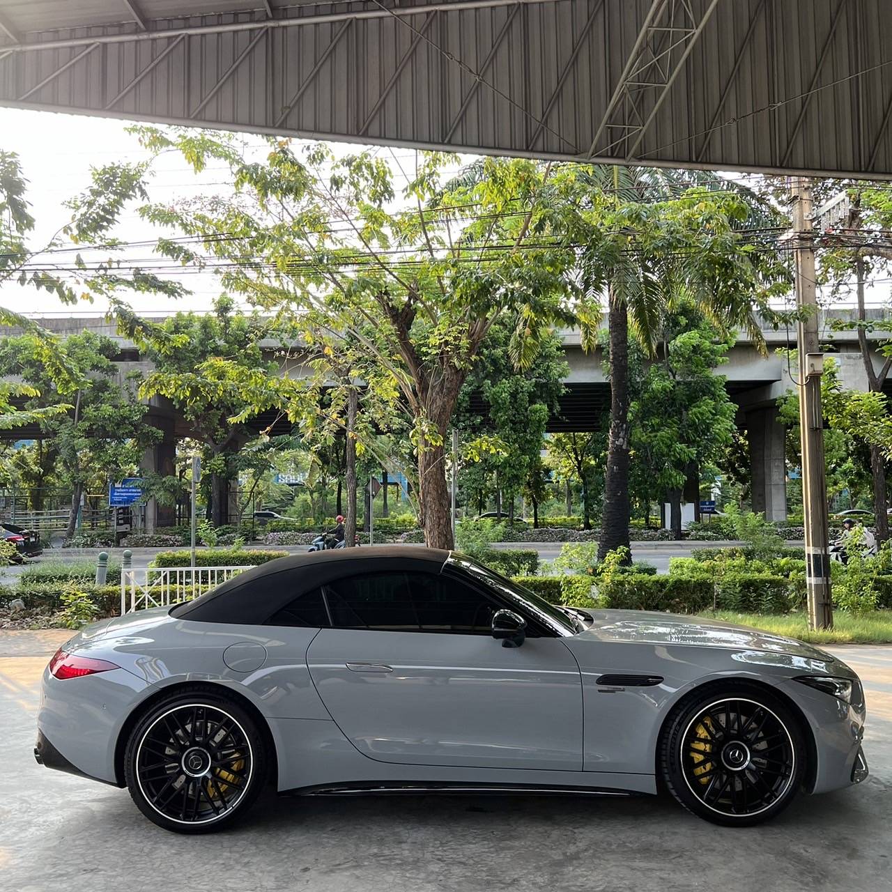 2023 Mercedes-Benz SL43 AMG night package สีเทา (รูปที่ 5)