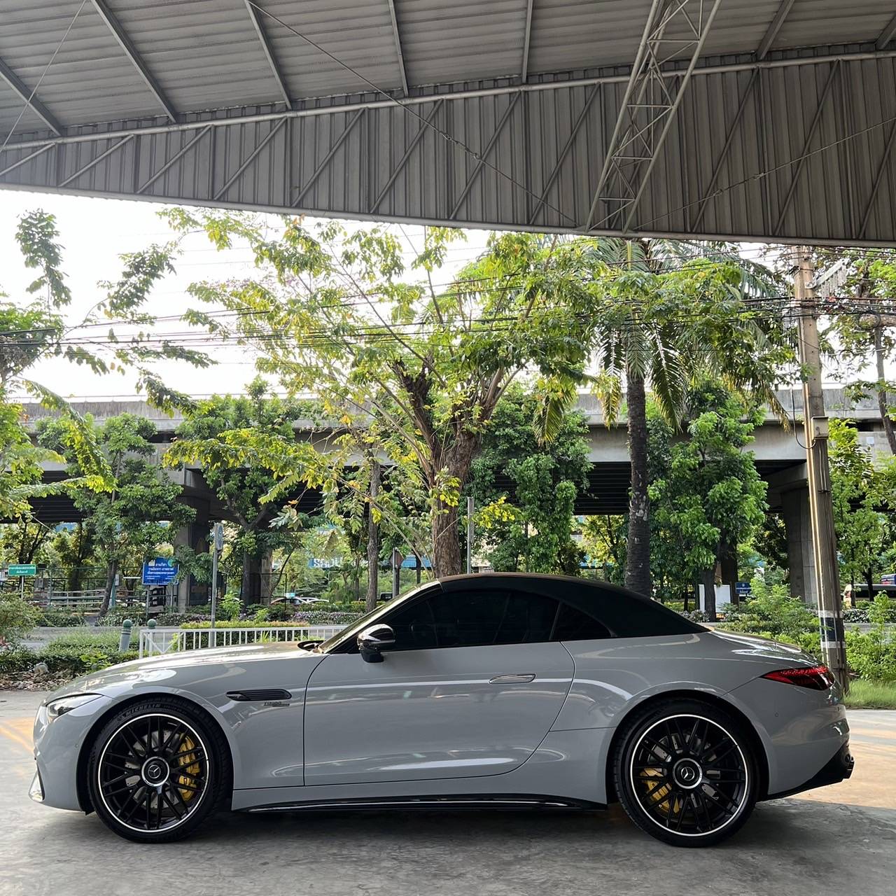 2023 Mercedes-Benz SL43 AMG night package สีเทา (รูปที่ 6)