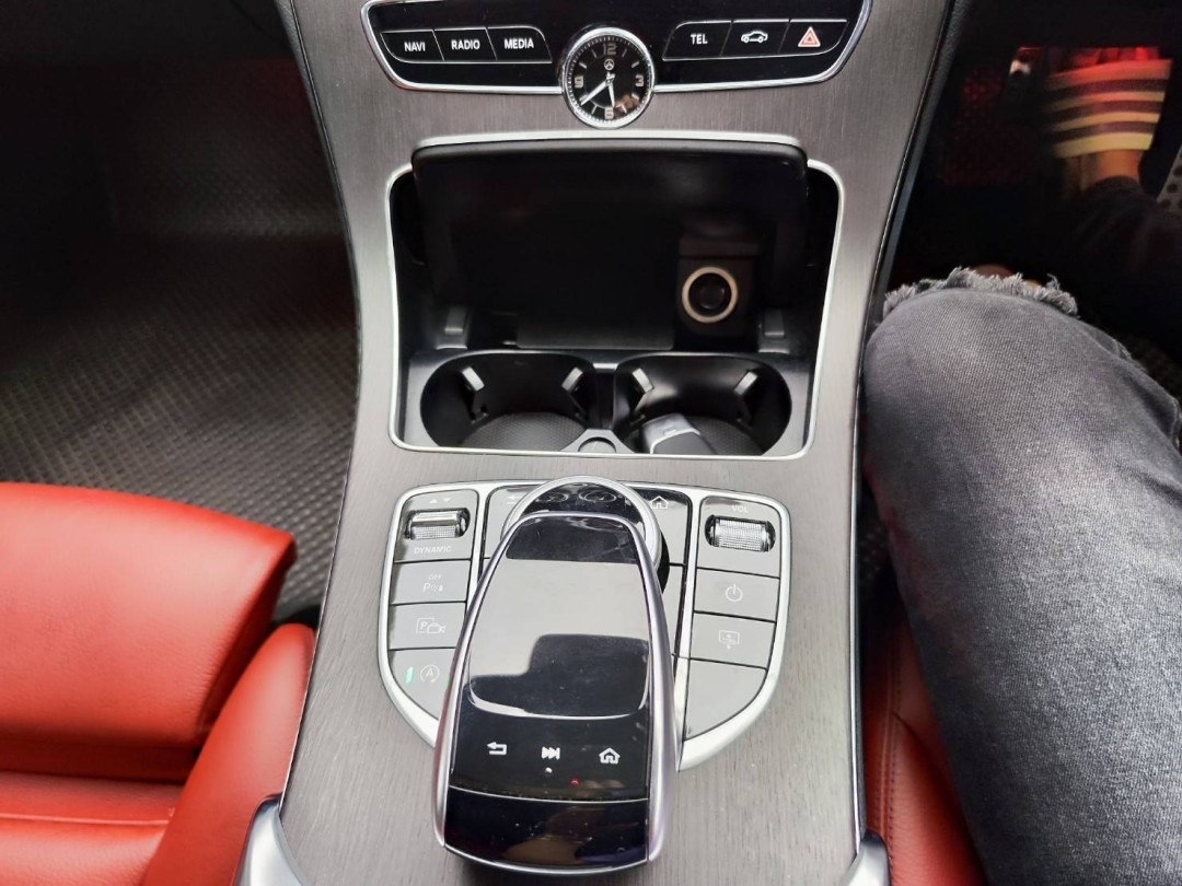 2021 Mercedes-Benz C-Class C 220 d สีขาว (รูปที่ 6)