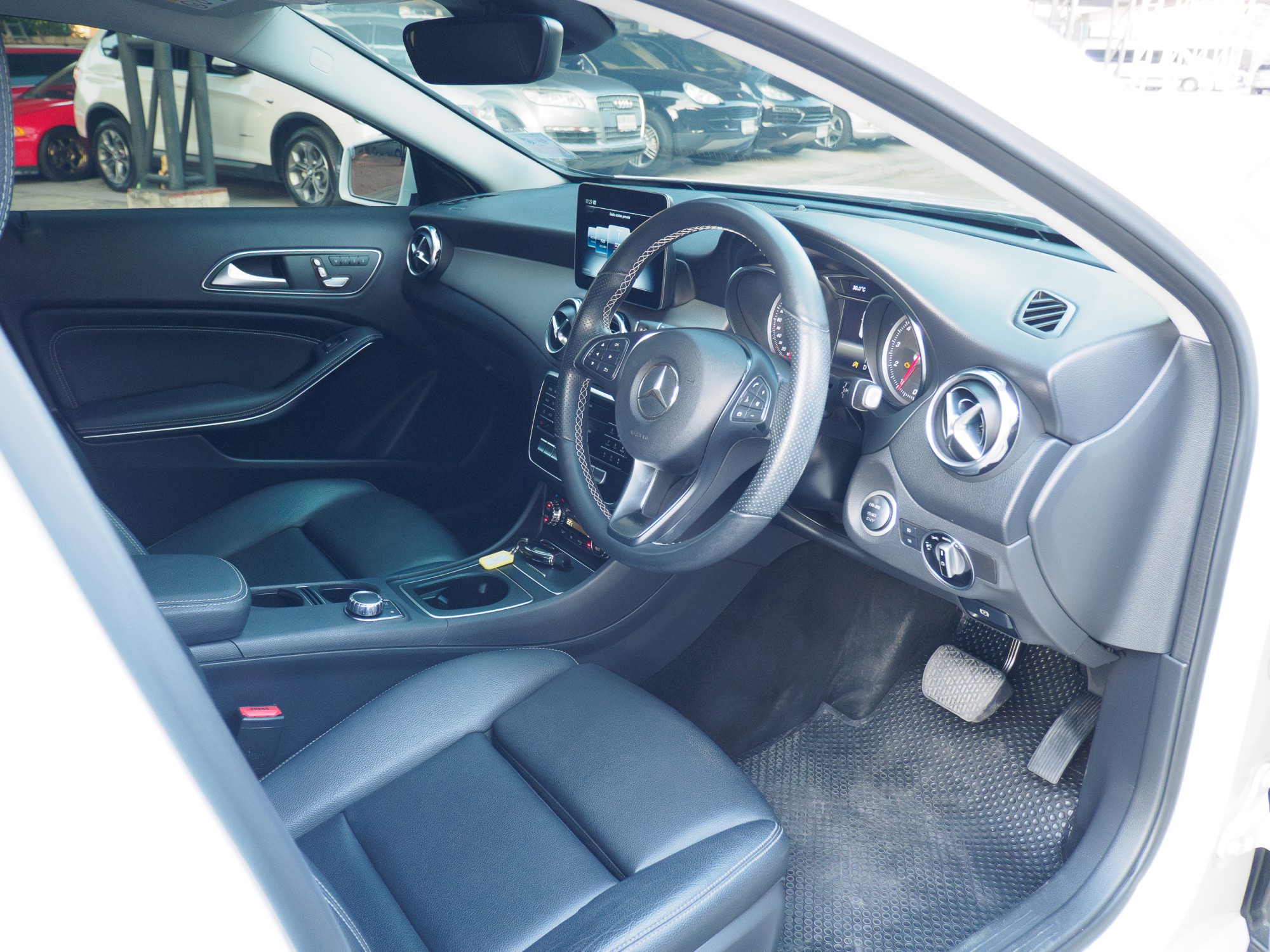 MERCEDES BENZ GLA200 (รูปที่ 17)