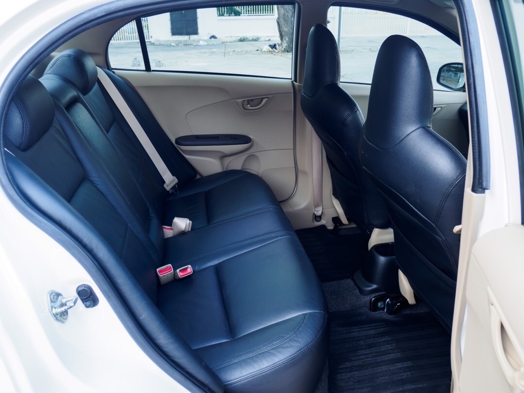 2013 Honda Brio Amaze สีขาว (รูปที่ 10)