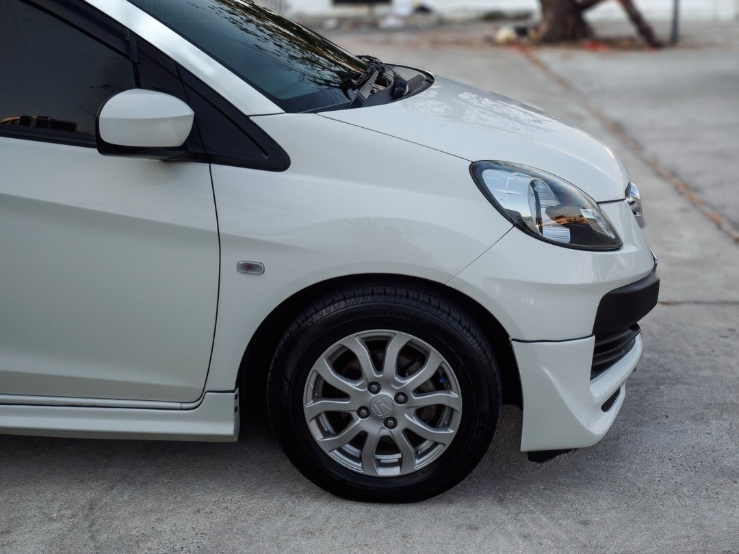 2013 Honda Brio Amaze สีขาว (รูปที่ 9)