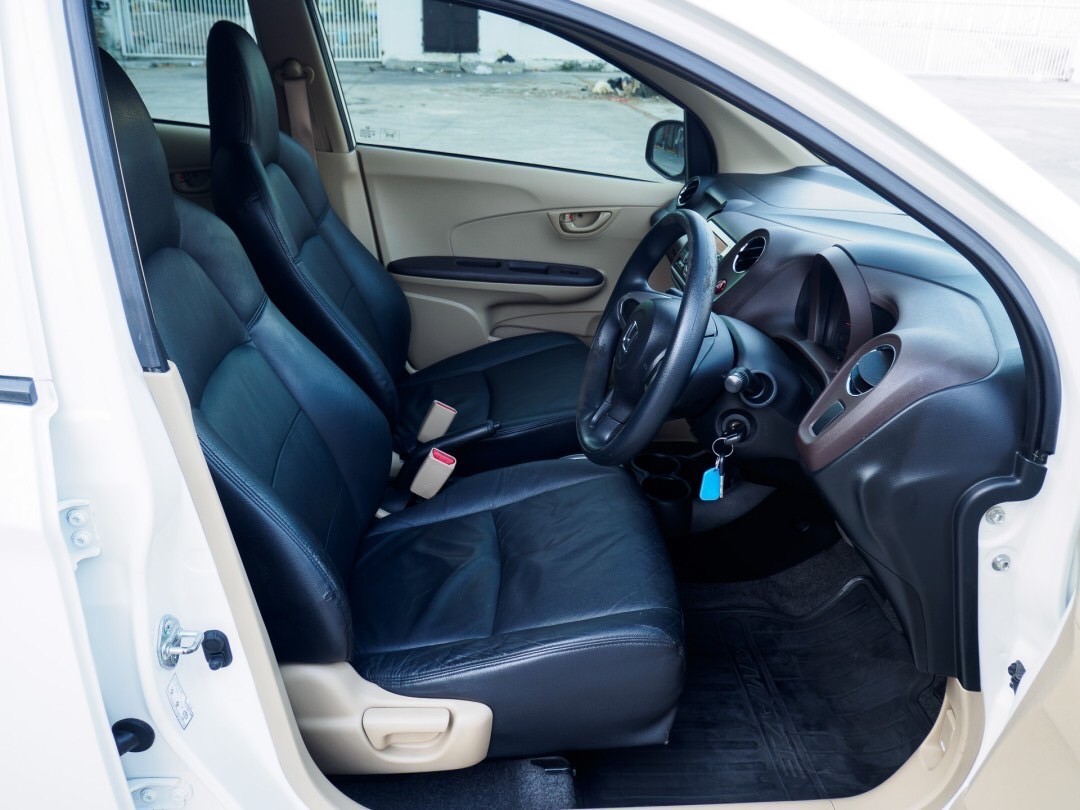 2013 Honda Brio Amaze สีขาว (รูปที่ 15)