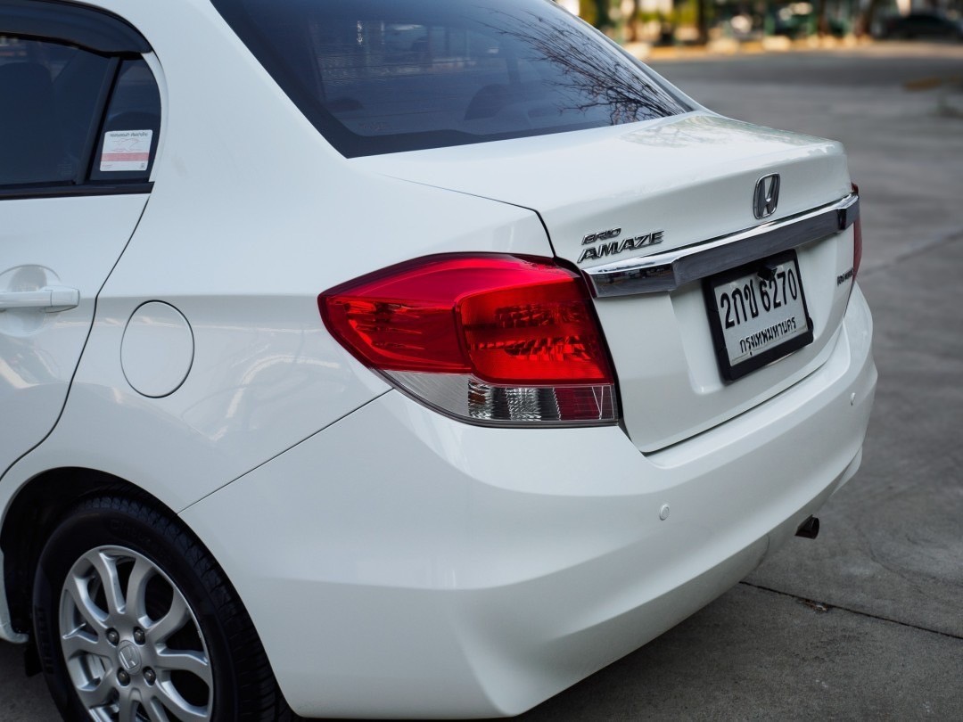 2013 Honda Brio Amaze สีขาว (รูปที่ 4)