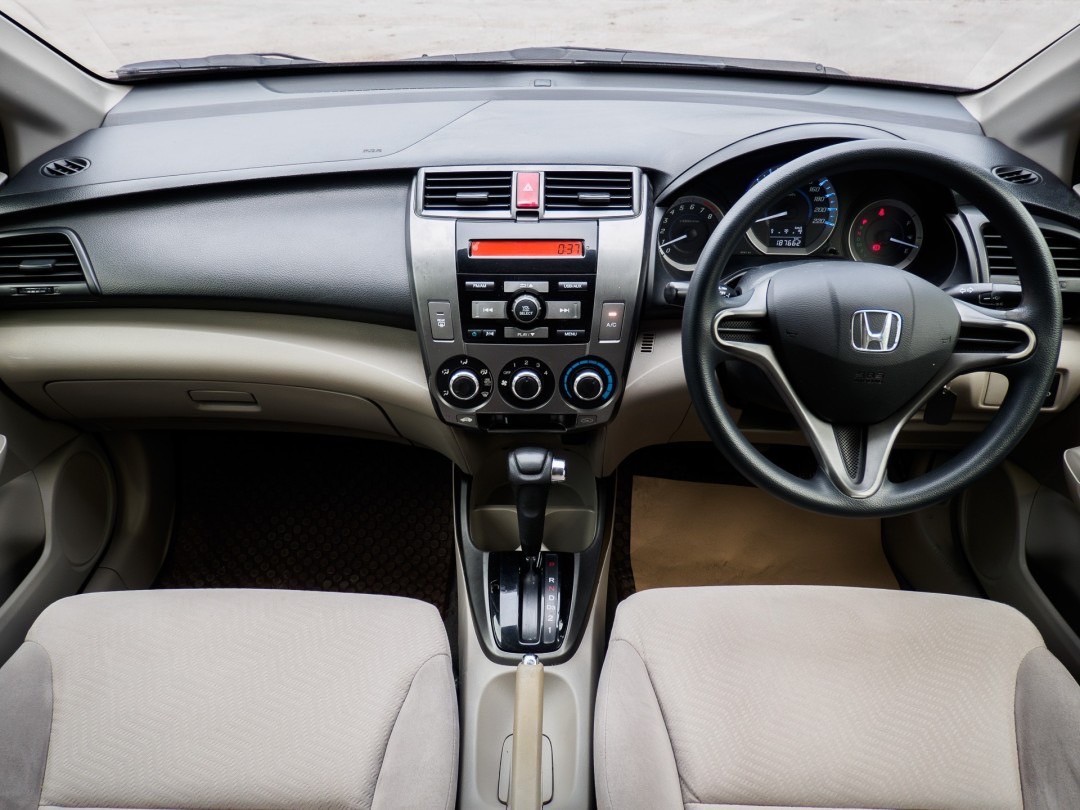 2013 Honda City สีเทา (รูปที่ 6)