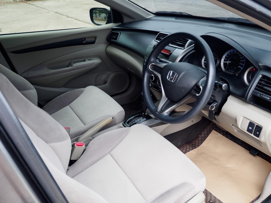 2013 Honda City สีเทา (รูปที่ 8)