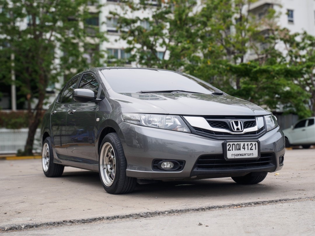 2013 Honda City สีเทา (รูปที่ 4)