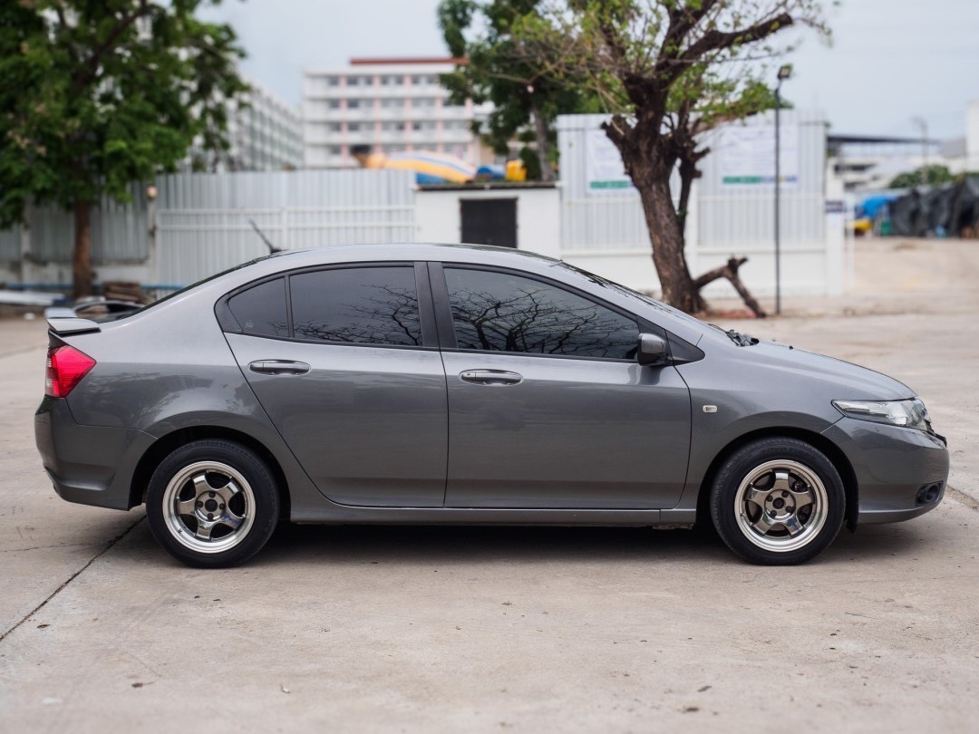 2013 Honda City สีเทา (รูปที่ 5)