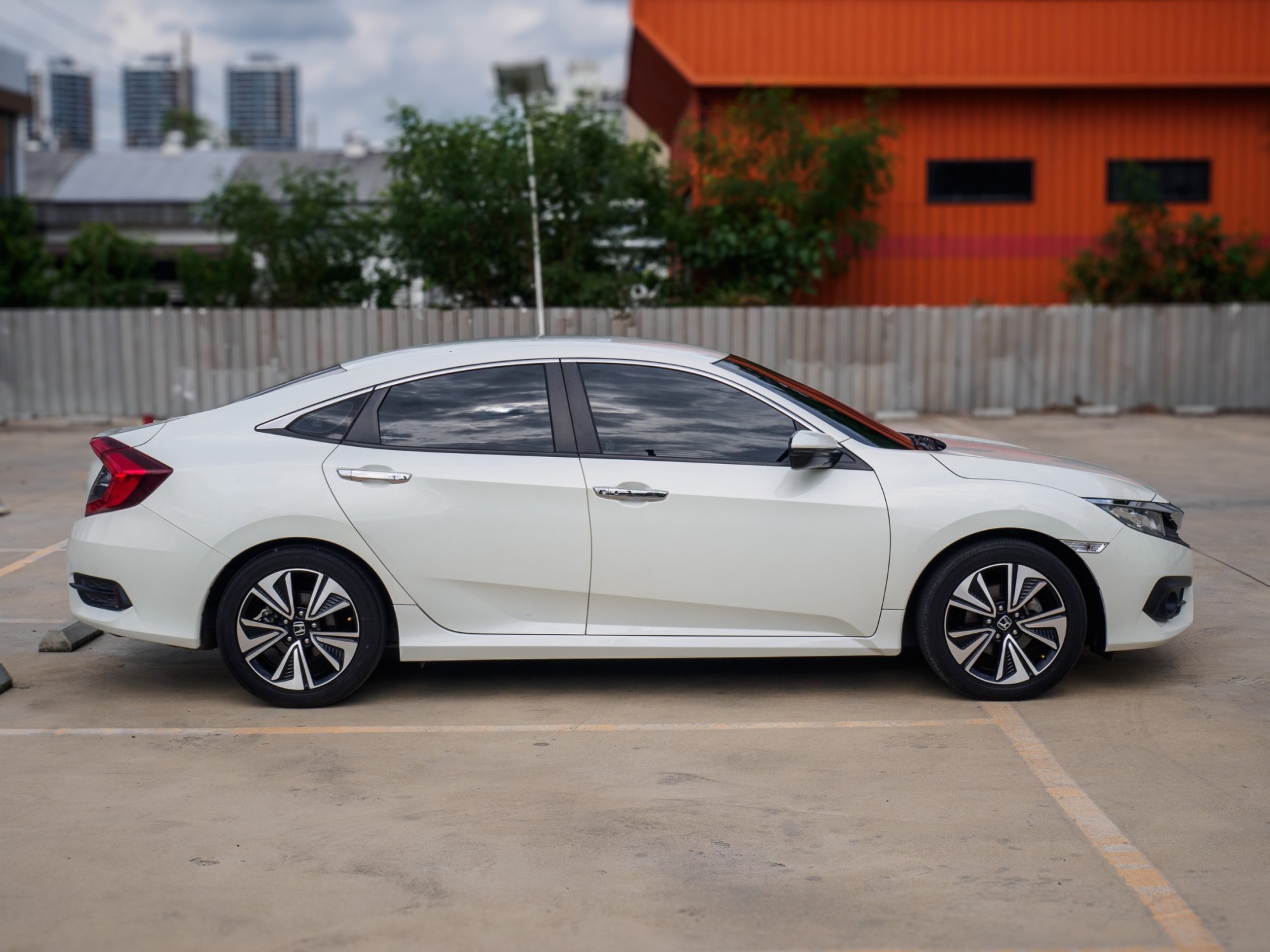 2016 Honda Civic Sedan สีขาว (รูปที่ 4)