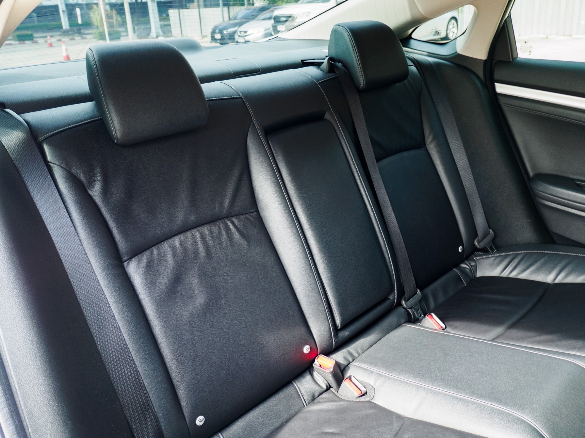 2016 Honda Civic Sedan สีขาว (รูปที่ 12)