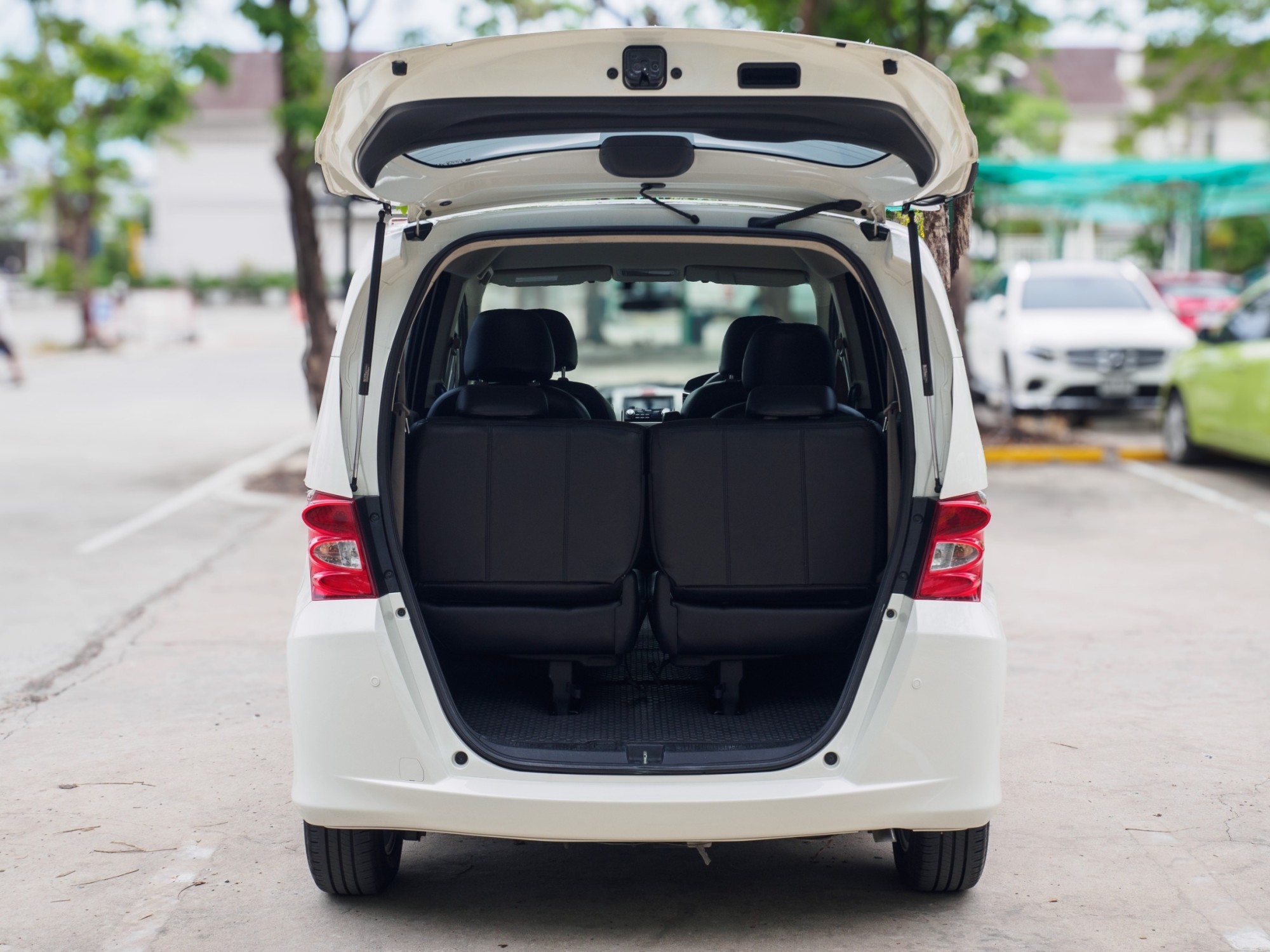 2010 Honda Freed สีขาว (รูปที่ 13)