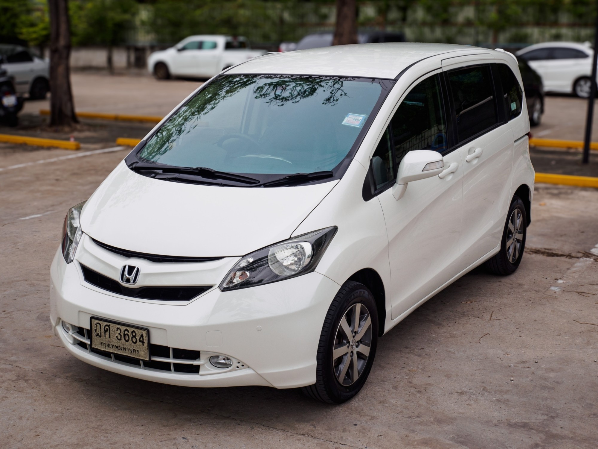 2010 Honda Freed สีขาว (รูปที่ 3)