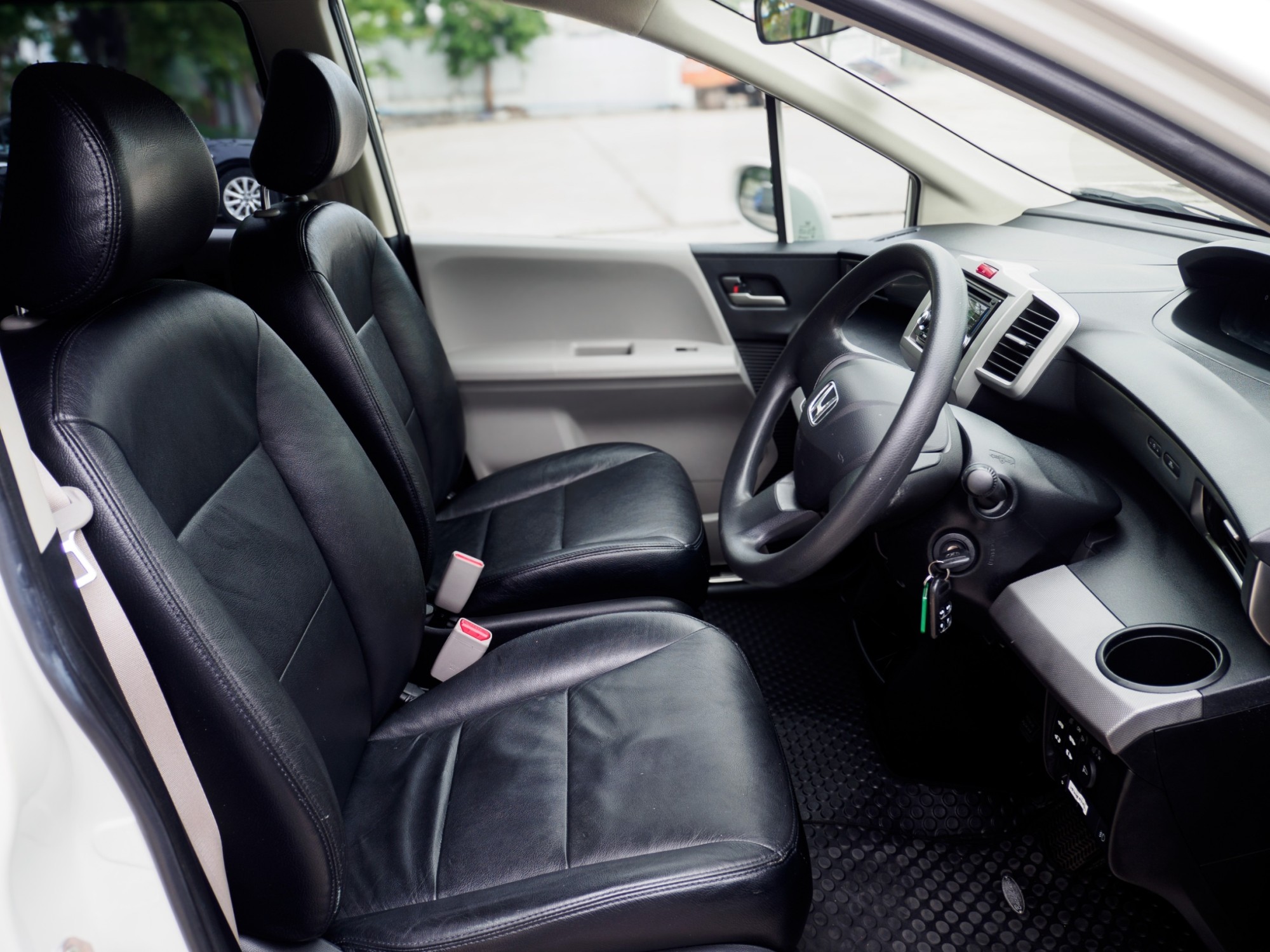 2010 Honda Freed สีขาว (รูปที่ 7)