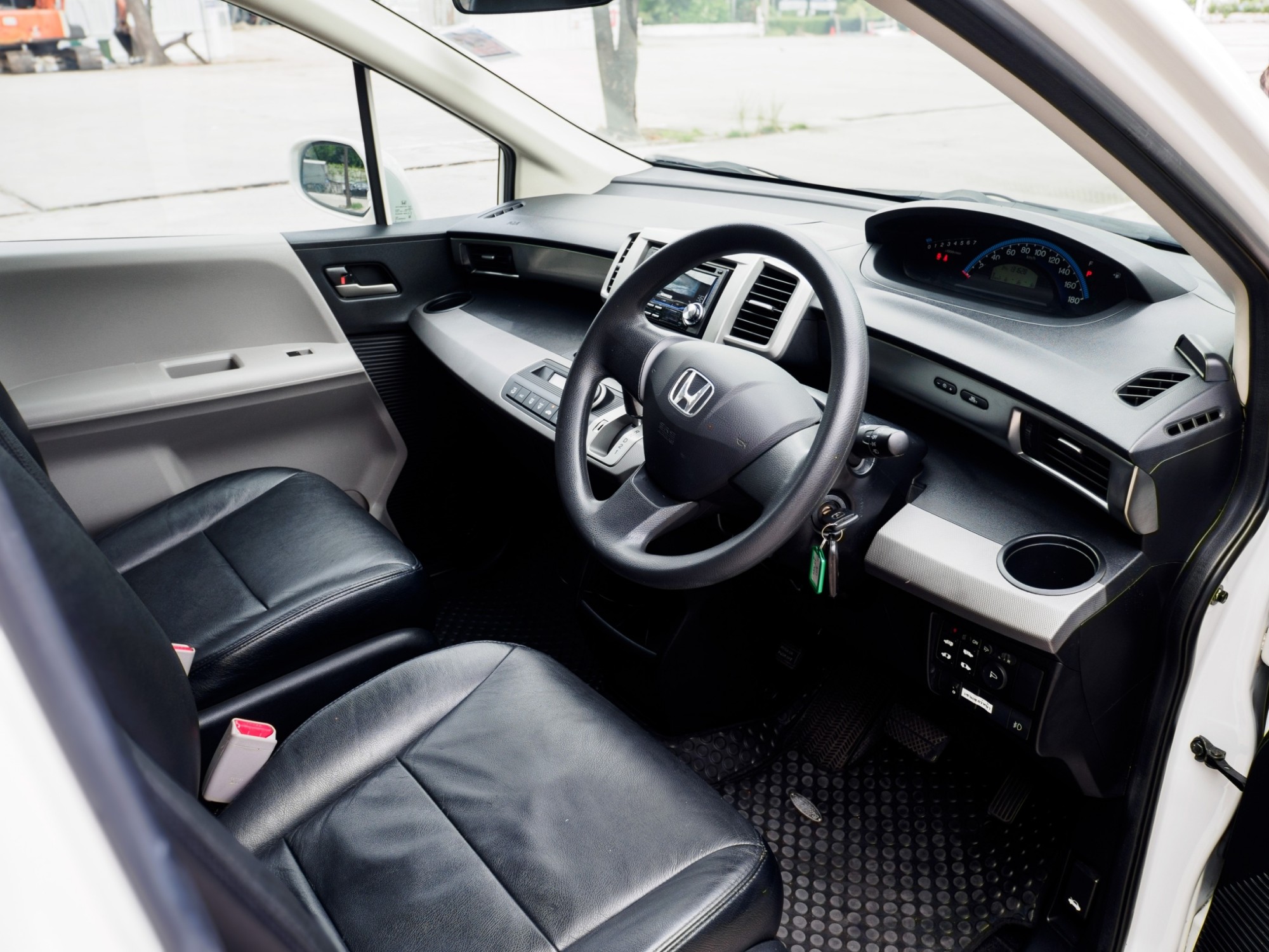 2010 Honda Freed สีขาว (รูปที่ 6)