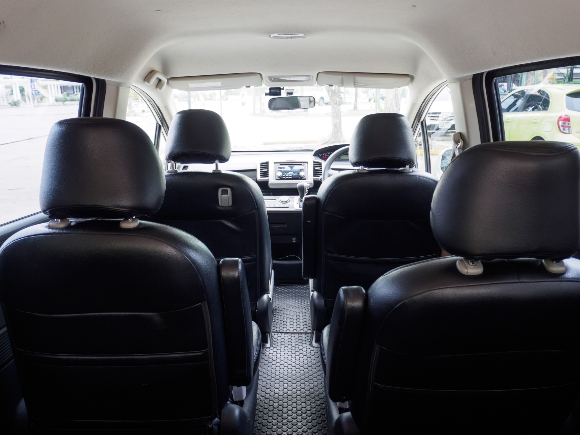 2010 Honda Freed สีขาว (รูปที่ 12)