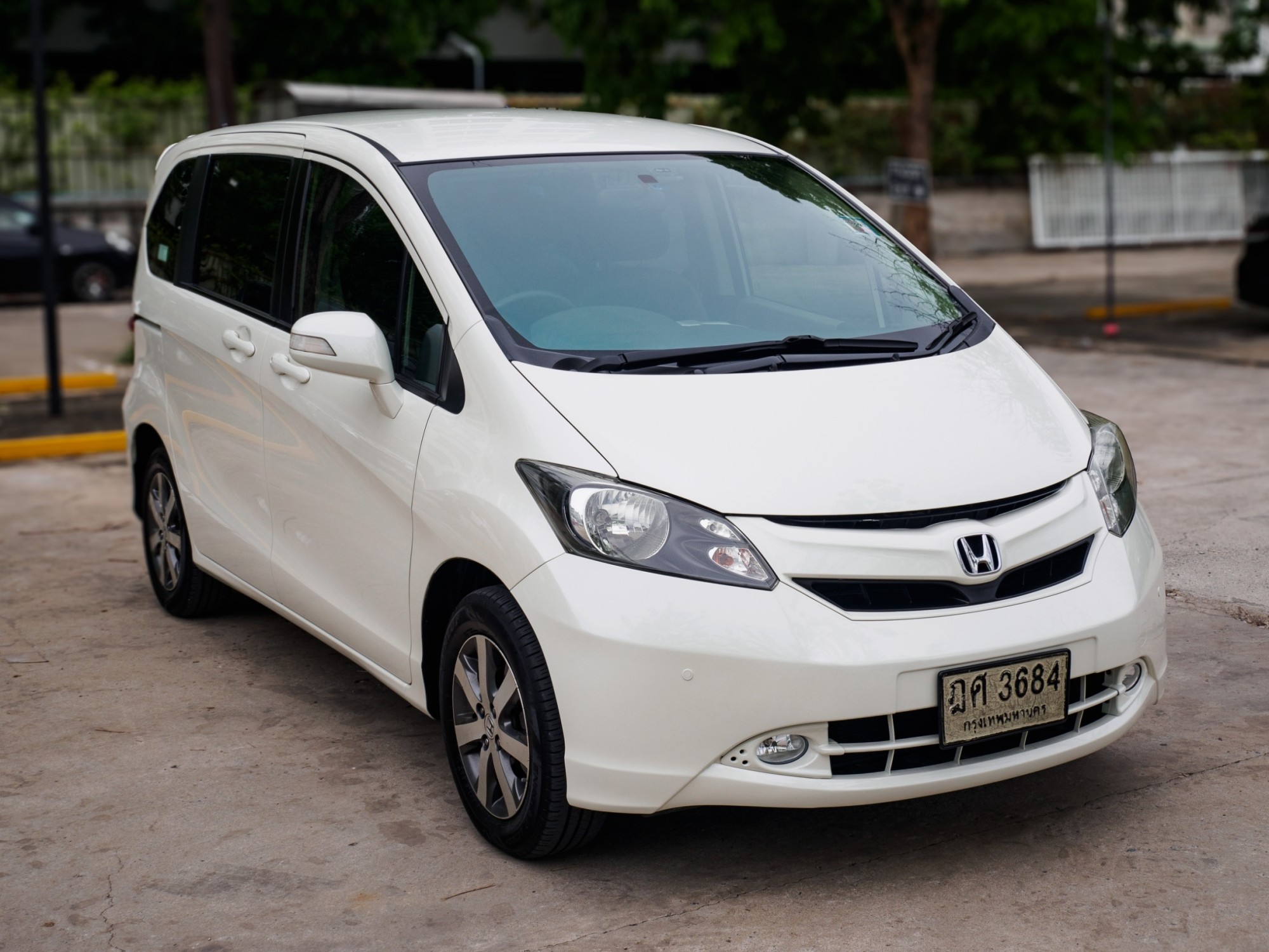 2010 Honda Freed สีขาว (รูปที่ 2)