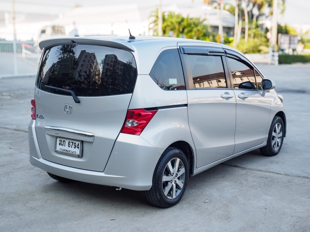 2012 Honda Freed สีเทา (รูปที่ 16)