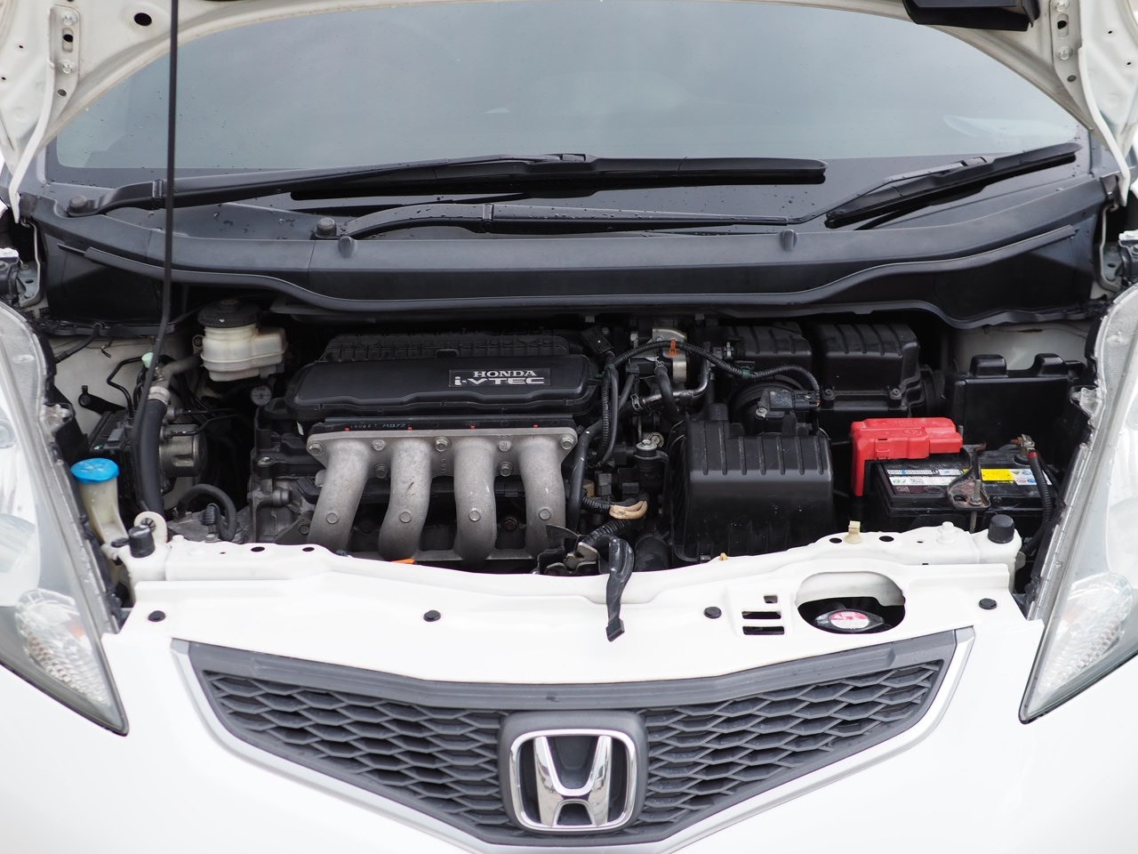 2010 Honda Jazz GE สีขาว (รูปที่ 9)