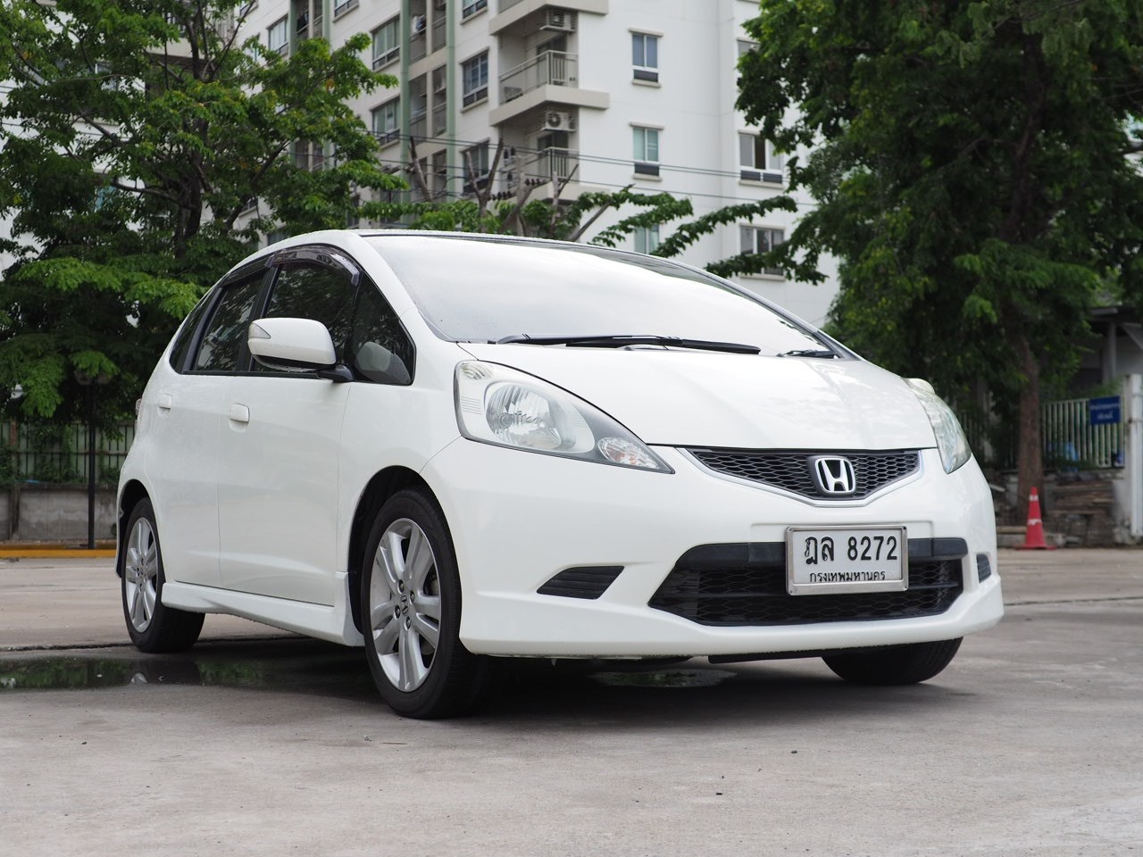 2010 Honda Jazz GE สีขาว (รูปที่ 4)
