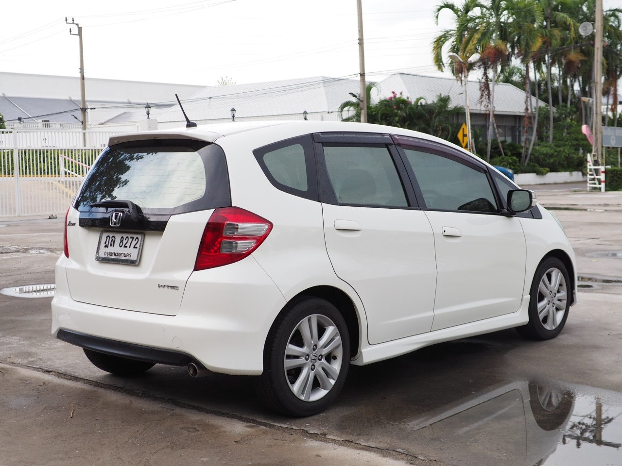 2010 Honda Jazz GE สีขาว (รูปที่ 5)